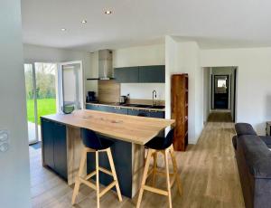 Le chant du Gave- Maison neuve lumineuse avec piscine- Rivière en contrebas du jardin