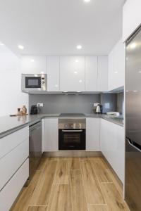 Lotus - Contemporary Apartment with Pool & Private Balcony