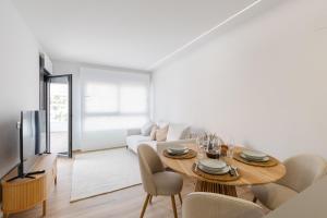 Lotus - Contemporary Apartment with Pool & Private Balcony