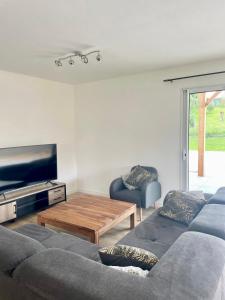 Le chant du Gave- Maison neuve lumineuse avec piscine- Rivière en contrebas du jardin