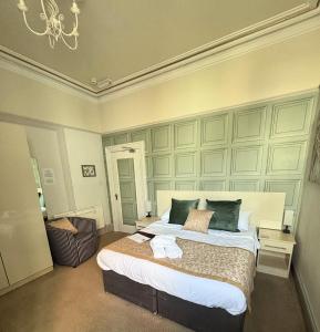 Twin Room with Private Bathroom room in 74 Belgravia