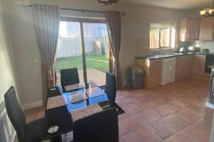 3 Bedroom House-Sleeps 5-Garden-Parking-Dromahaire