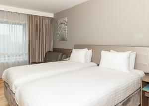 Standard Room with Two Single Beds - Accessible room in Holiday Inn London West an IHG Hotel