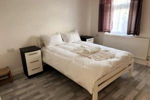 Charming 3B Home in East London - Cozy & Central
