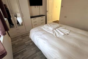 Charming 3B Home in East London - Cozy & Central