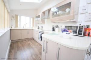 Exceptional Two-Bedroom Accommodation in Central Whitby with Parking and Stunning Views