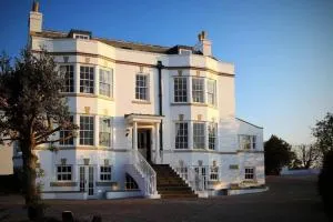 Exceptional Two-Bedroom Accommodation in Central Whitby with Parking and Stunning Views - 罗宾胡兹贝