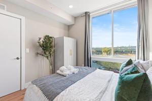 10 mins to CenterCity, With Queen Bed, Views from RT!