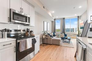 10 mins to CenterCity, With Queen Bed, Views from RT!