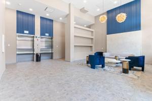 10 mins to CenterCity, With Queen Bed, Views from RT!