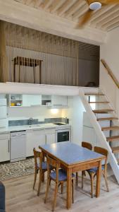 Ambiance bois proche vieux port, T2 de caractère