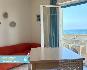 RS321 - Marcelli, trilocale fronte mare con spiaggia inclusa