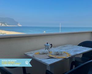 RS322 - Marcelli, bilocale fronte mare con spiaggia inclusa