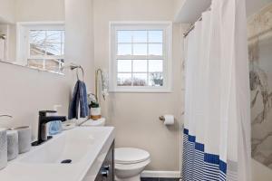 Island Gem-Riverfront, Near RMU SportsCenter-4 BR