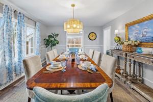 Island Gem-Riverfront, Near RMU SportsCenter-4 BR