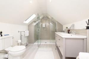 Superb House in Looe, Near Beach and Bars with Great Views and free access to a nearby Indoor Swimming Pool