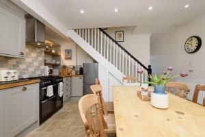 Superb House in Looe, Near Beach and Bars with Great Views and free access to a nearby Indoor Swimming Pool