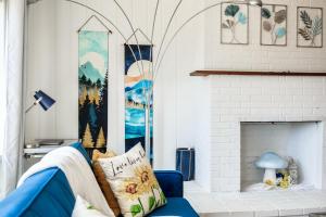 Fresh & Comfy House with Hot Tub, Pool Table, & BBQ