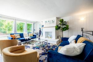 Fresh & Comfy House with Hot Tub, Pool Table, & BBQ