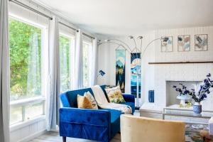 Fresh & Comfy House with Hot Tub, Pool Table, & BBQ