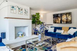 Fresh & Comfy House with Hot Tub, Pool Table, & BBQ