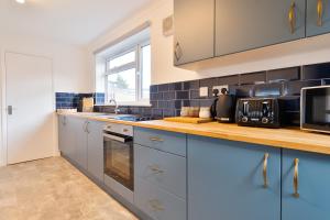 Spacious 4 Bedroom House with Parking - Sleeps 10 - Families & Contractors