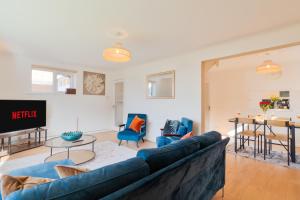 Spacious 4 Bedroom House with Parking - Sleeps 10 - Families & Contractors