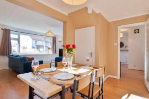 Spacious 4 Bedroom House with Parking - Sleeps 10 - Families & Contractors