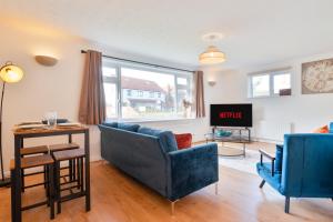 Spacious 4 Bedroom House with Parking - Sleeps 10 - Families & Contractors