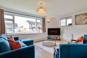 Spacious 4 Bedroom House with Parking - Sleeps 10 - Families & Contractors