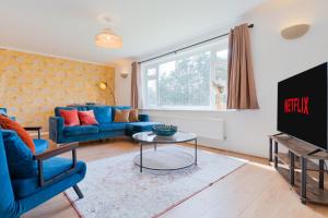 Spacious 4 Bedroom House with Parking - Sleeps 10 - Families & Contractors