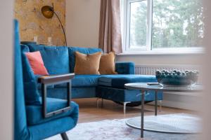 Stylish 4 Bedroom Spacious Retreat with Parking - Sleeps 10 - Families & Contractors