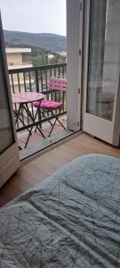 Grand studio Sophie avec petit coin nuit rénové avec goût Wi-Fi balcon parking 50m des cures