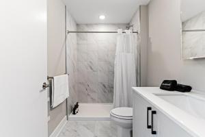 10 mins to CenterCity, Sleeps 6, With Rooftop Views!