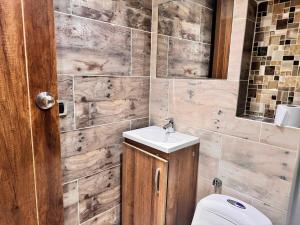 Belen Rosales Multi-task Study WiFi TV cerca a Laureles