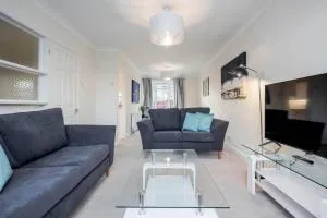 Charming 3 Bedroom House - Grafton Close - Bourne End