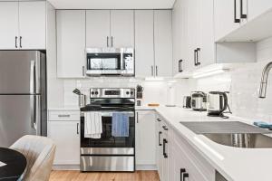 5 mins to FishTown plus Old Town King Bed, Sleeps 4!