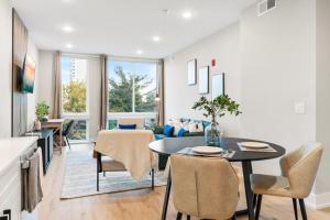 5 mins to Old Town! Sleeps 4! With Rooftop Views!