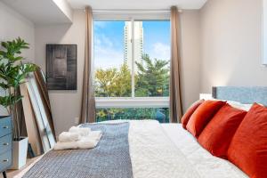 5 mins to Old Town! Sleeps 4! With Rooftop Views!