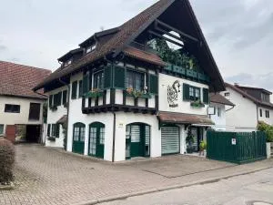 Exklusive Ferienwohnung mit Pool zum Schwimmen und massieren - Hausen