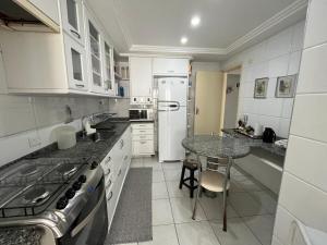 300m da Praia Astúrias Guarujá