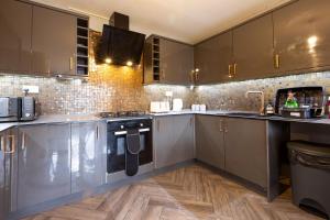 Large 5BDR 11 Beds Contractor Exclusive