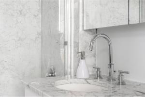 Doorman! High Floor! Views! Elevator! Free Gym!