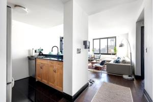 Doorman! High Floor! Views! Elevator! Free Gym!