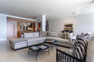 Stylish ocean-side apartment