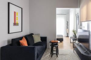 Elliot Petralona, Athens