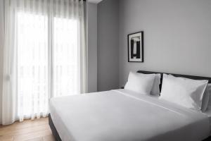 Elliot Petralona, Athens