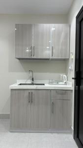 غُرفة بأثاث مُريح و هادئ