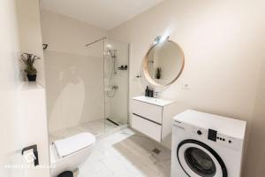 Color Ivory Residence with Free Parking