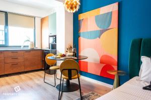 Color Ivory Residence with Free Parking